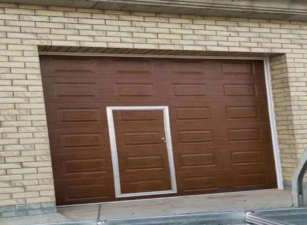 電動(dòng)車庫(kù)門安裝: